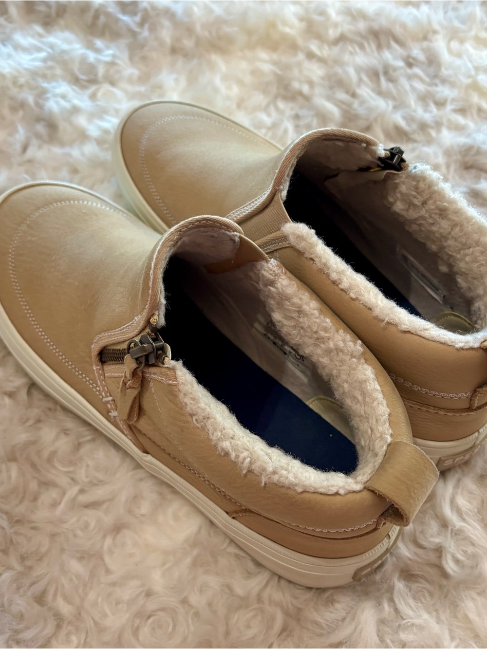 Sperry Women’s Crest Lug Tan sneaker Sherpa lined - Picture 3 of 8